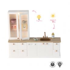 Lundby-keitti�, jossa valot vitriinikaapeissa
