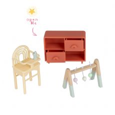 Lundby lastenhuone korkealla tuolilla